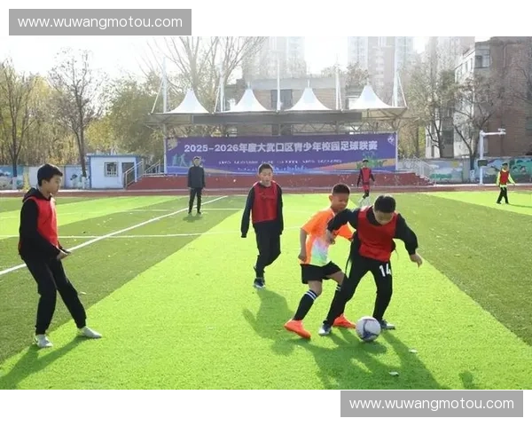 聚焦大学足球联赛精彩瞬间全景呈现热血赛场风采纪实青春激战录篇